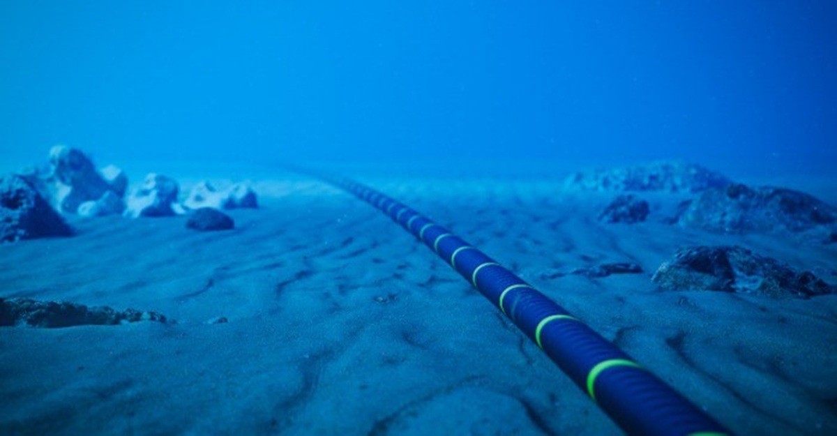 Atualmente, mais de 500 cabos submarinos suportam cerca de 95% do tráfego internacional de internet