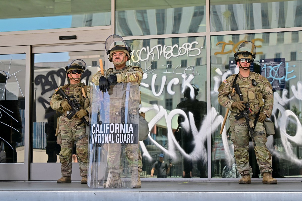 Membros da Guarda Nacional da Califórnia em frente ao Prédio Federal enquanto a população continua a protestar em Los Angeles