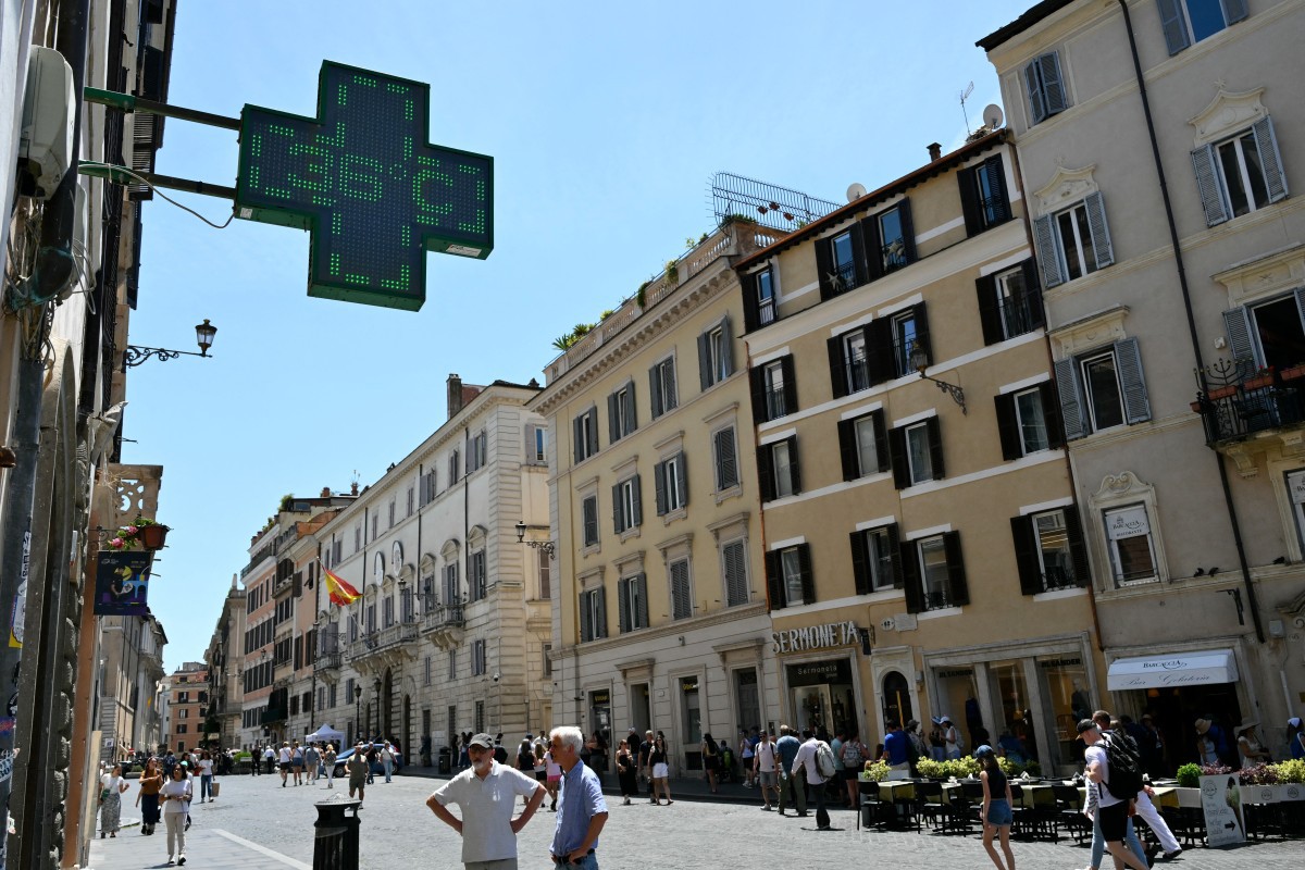 Um termômetro de farmácia marca 36 graus na Piazza di Spagna, em Roma, durante uma onda de calor no início da temporada na Europa
