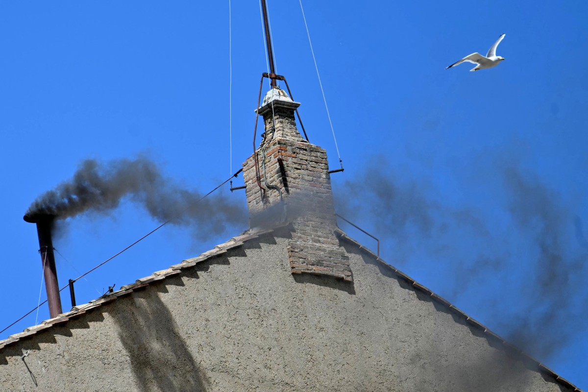 Fumaça preta na Capela Sistina indica que papa ainda não foi escolhido