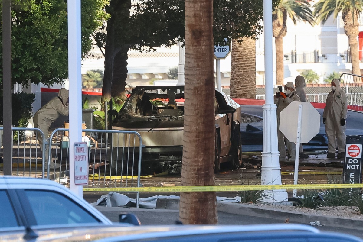Carro explodiu em frente a um hotel