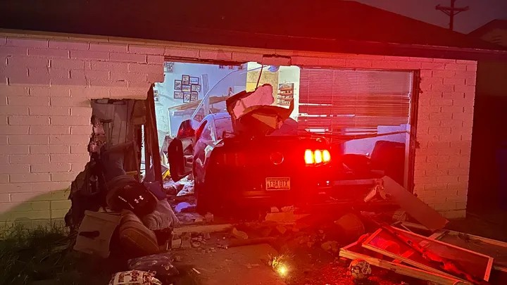 Adolescente em um Mustang invade casa enquanto casal se prepara para jantar