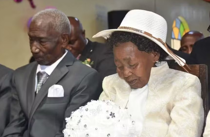 Os apaixonados Ibrahim Mbogo e Tabitha Wangui se casaram após 64 anos de relacionamento 
