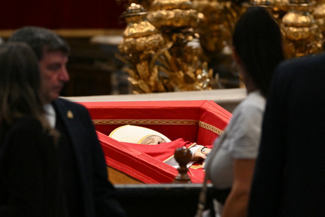 Pessoas prestam últimas homenagens ao papa Francisco