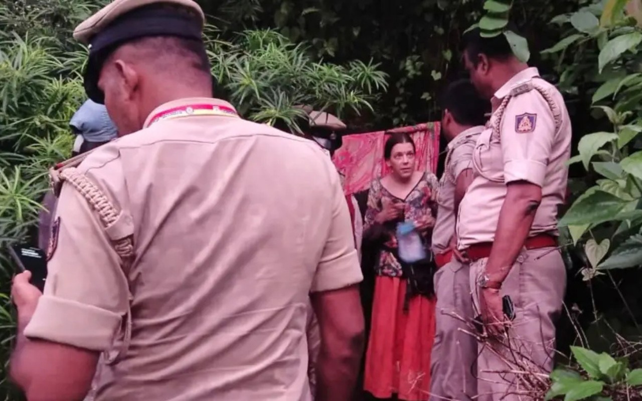Mulher foi encontrada morando em caverna isolada com duas filhas