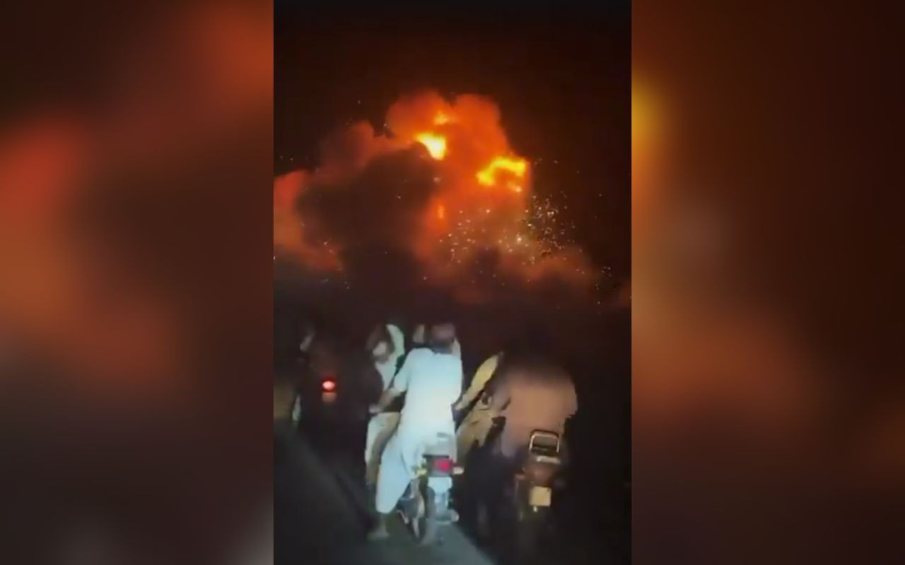 Vídeo mostra explosão em bombardeio entre Índia e Paquistão na Caxemira