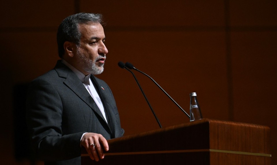 O ministro das Relações Exteriores do Irã, Abbas Araghchi, durante coletiva neste domingo (22)