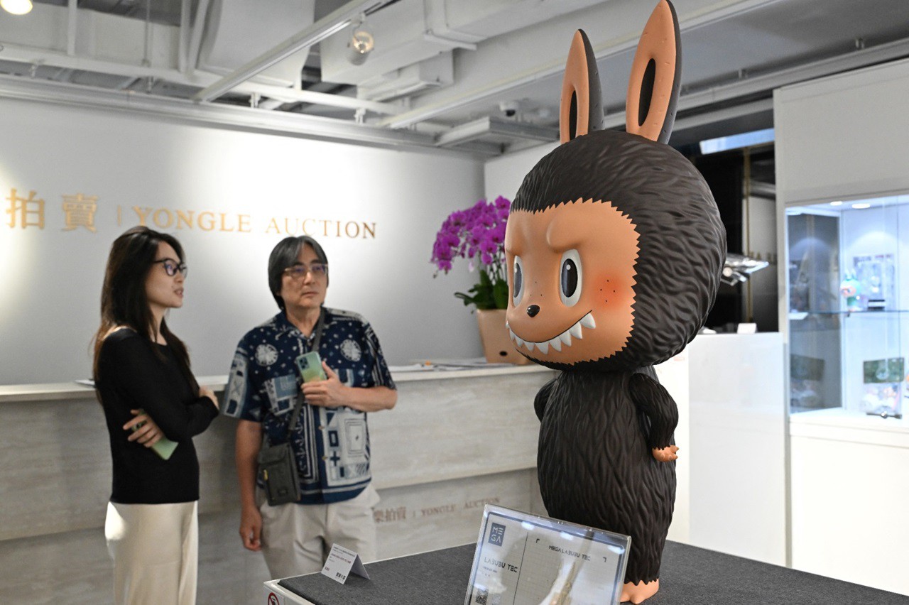 Visitantes no escritório de leilões da Yongle, onde obras de arte Labubu de edição limitada estão em exibição em Pequim