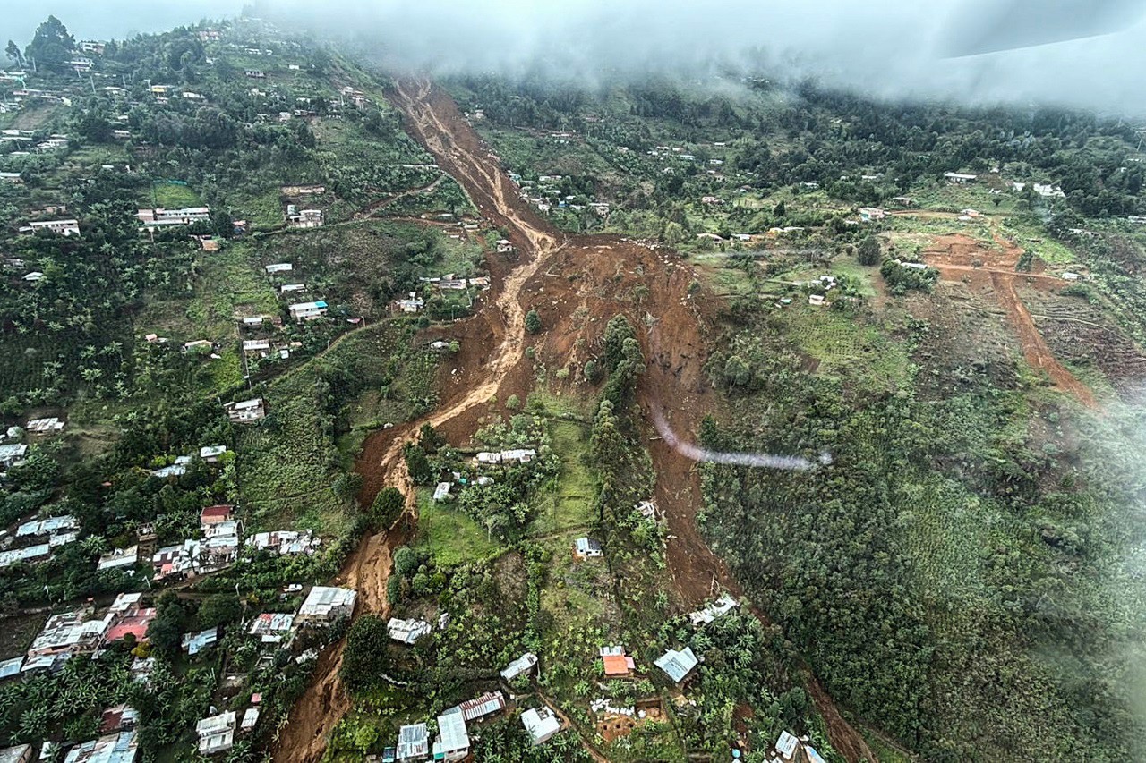 Terra desceu e destruiu diversas casas