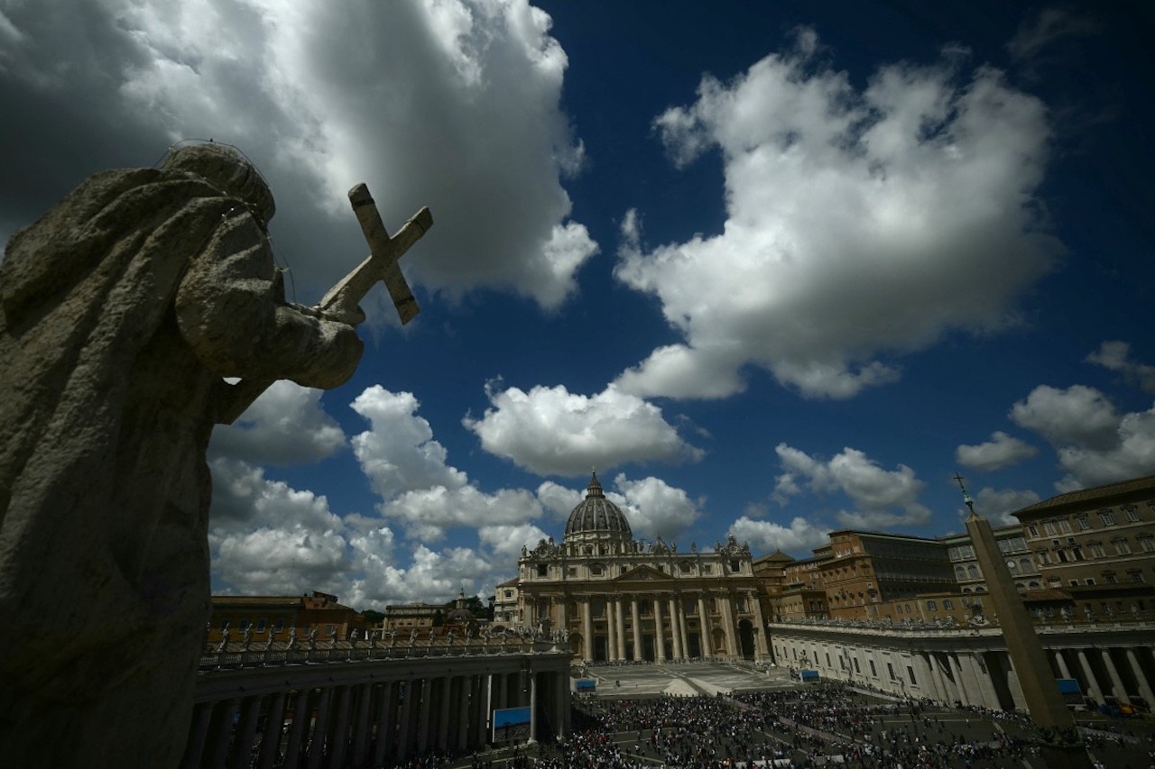 Praça de São Pedro, no Vaticano, durante Conclave