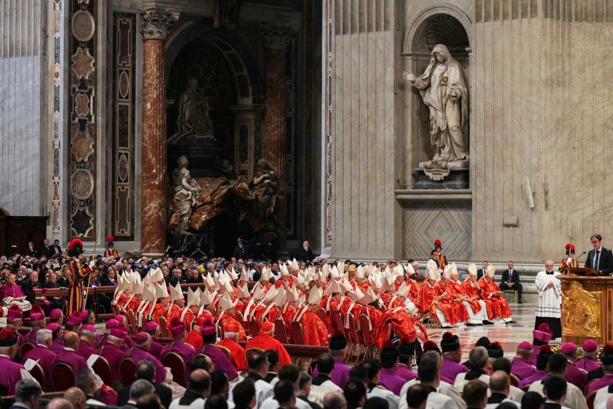 Cardeais assistem a uma missa para a Eleição do Romano Pontífice, antes do início do conclave, na Basílica de São Pedro, no Vaticano