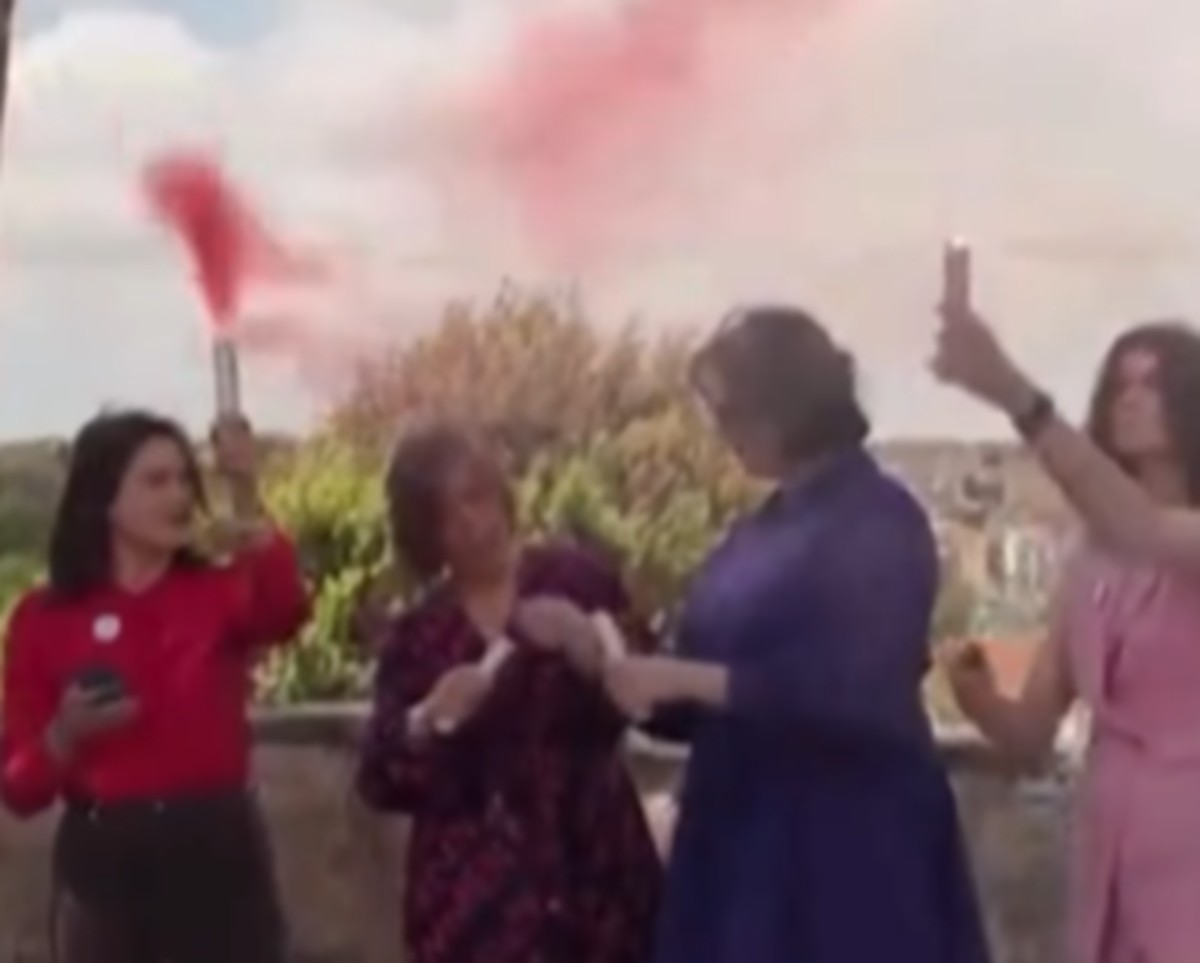 Ativistas usaram fumaça rosa contra "machismo" no catolicismo 