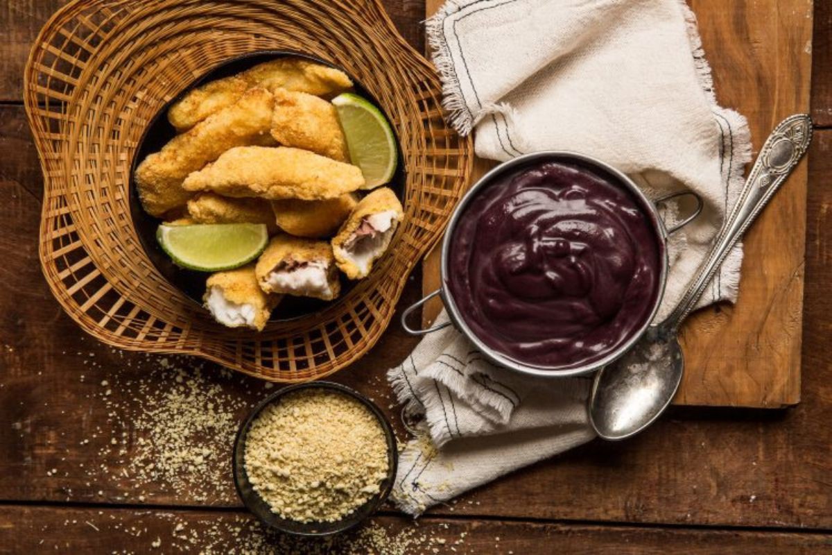 Açaí com peixe frito e farinha é um prato típico do Pará