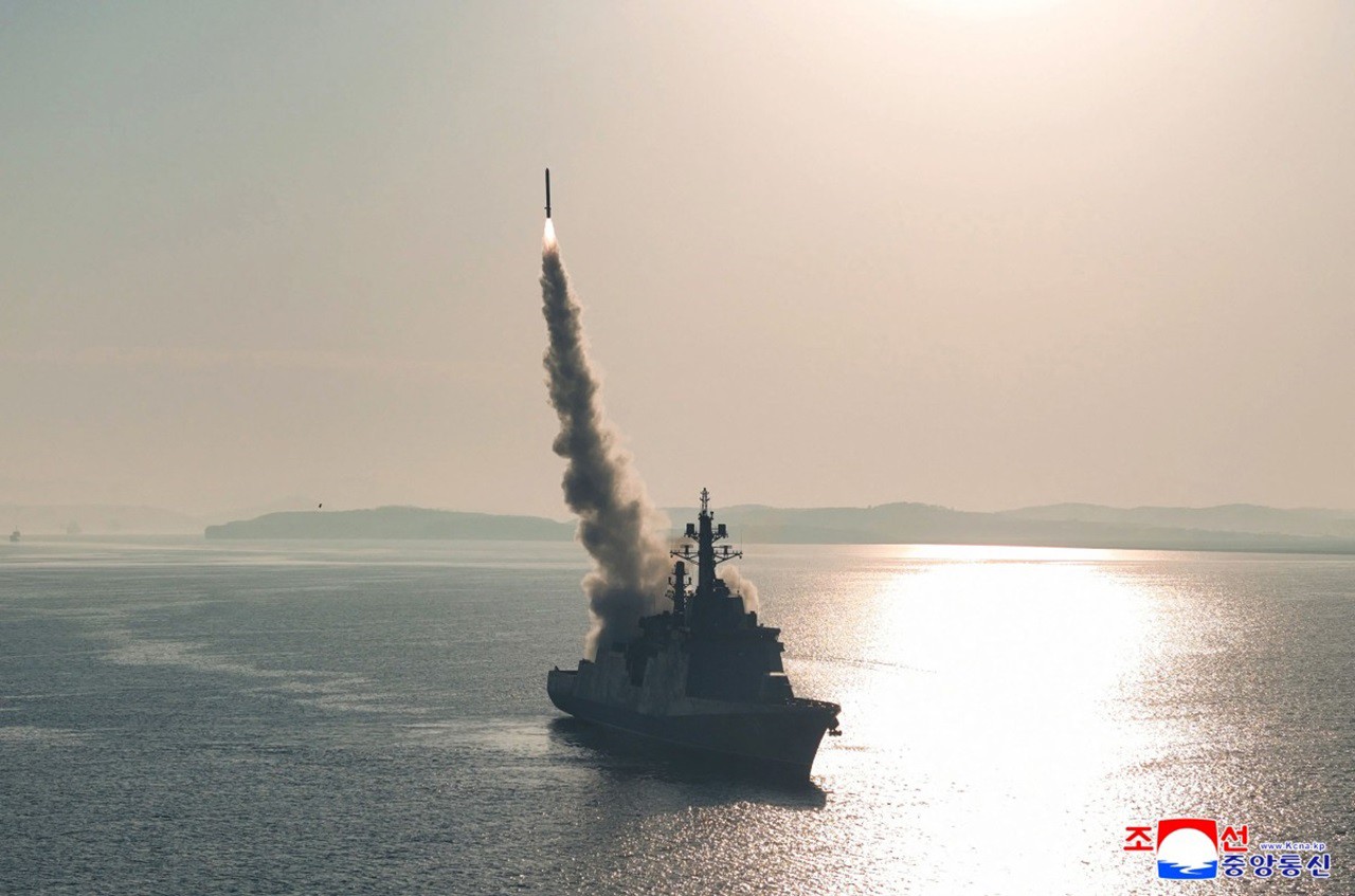 Teste militar em navio na Coreia do Norte
