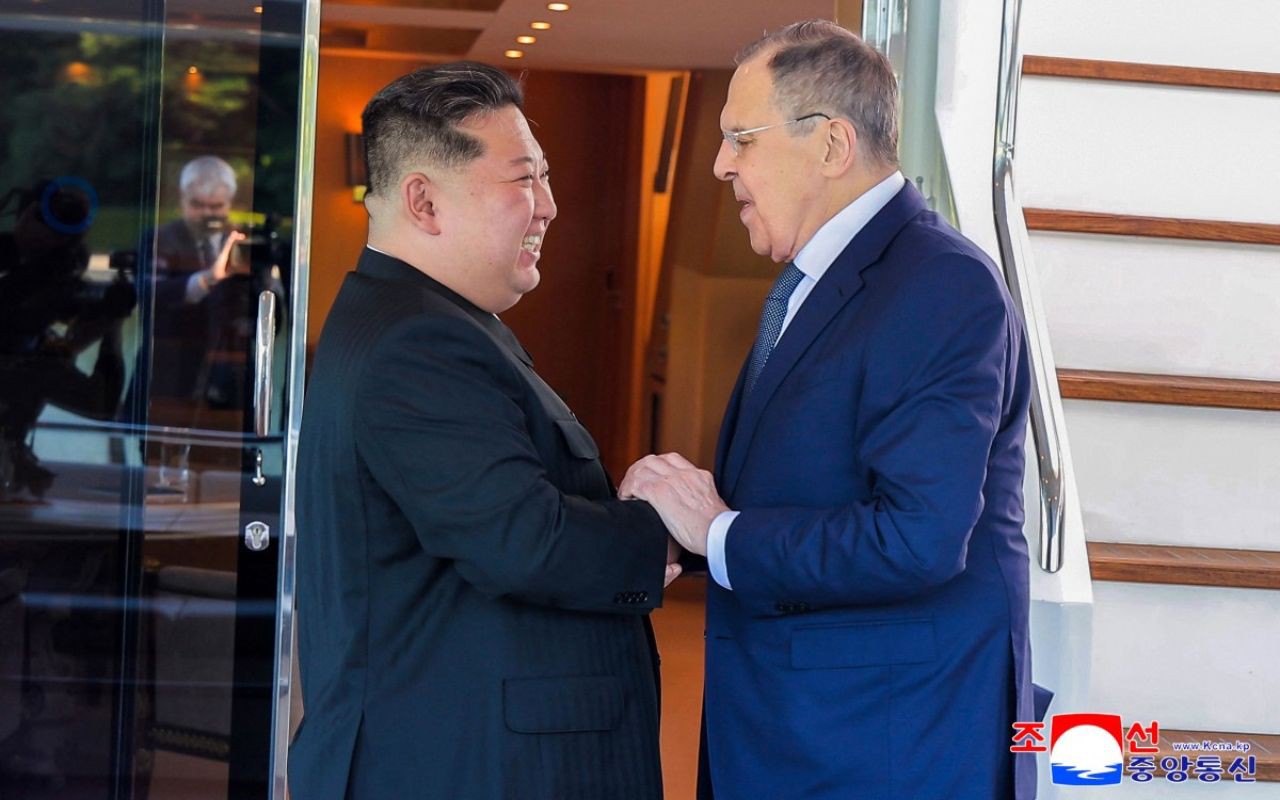 líder da Coreia do Norte, Kim Jong Un, e chanceler russo, Serguei Lavrov