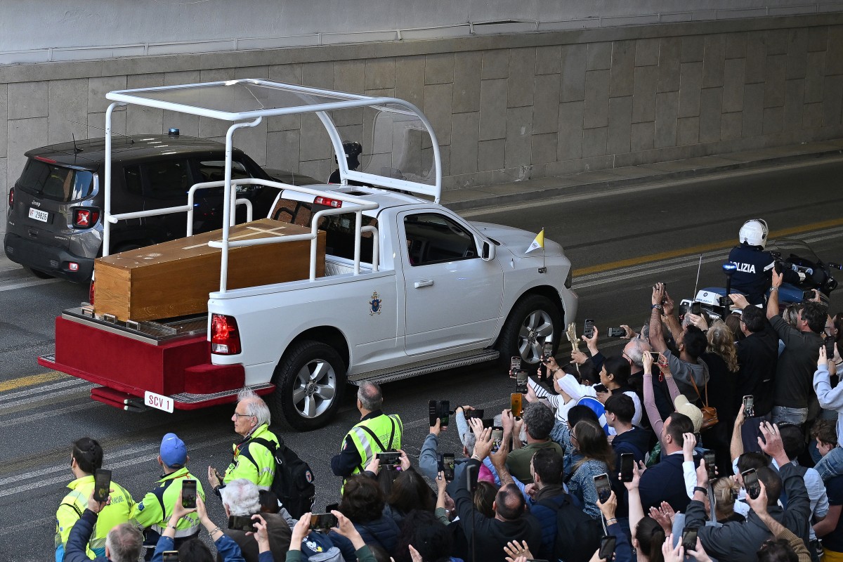Cortejo fúnebre do papa Francisco em Roma