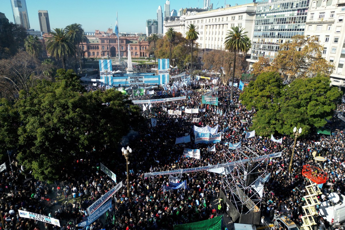 Apoiadores da ex-presidente argentina Cristina Fernández de Kirchner se reúnem na Plaza de Mayo para protestar contra sua condenação