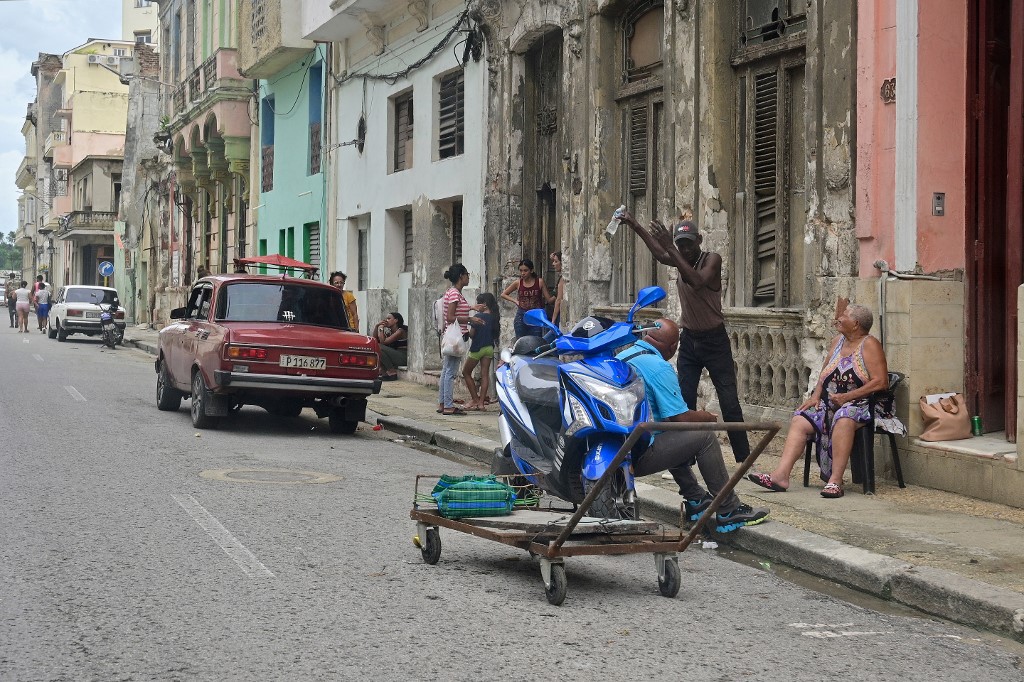 Cubanos conversam nas ruas de Havana, enquanto país vive apagão