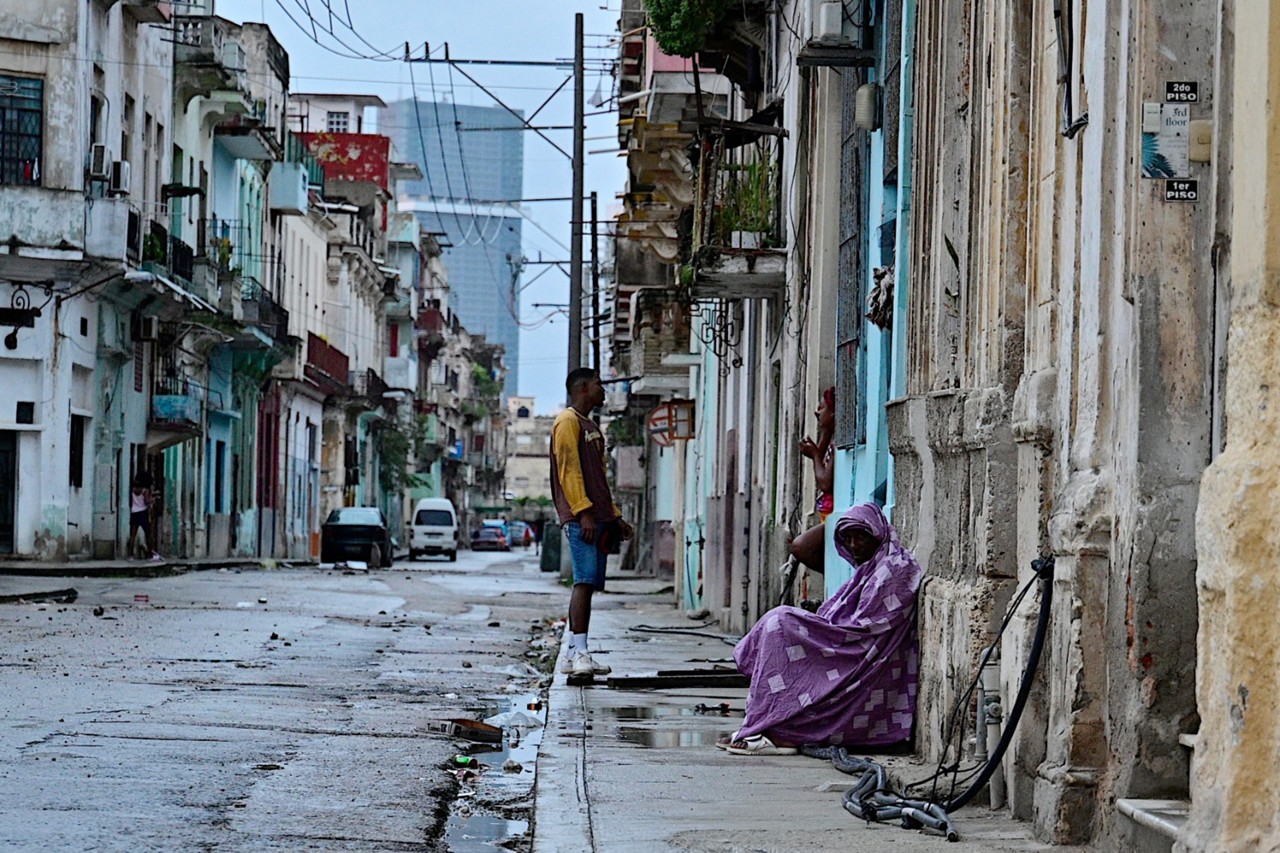 A crise se agravou nesta sexta, depois que a ilha sofreu uma "interrupção total" do sistema elétrico, o que deixou todo o país sem luz