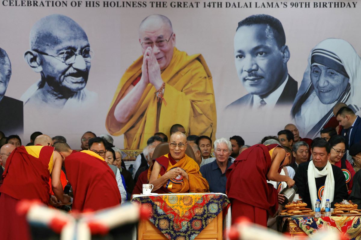 Dalai Lama reza pela paz em cerimônia de aniversário de 90 anos