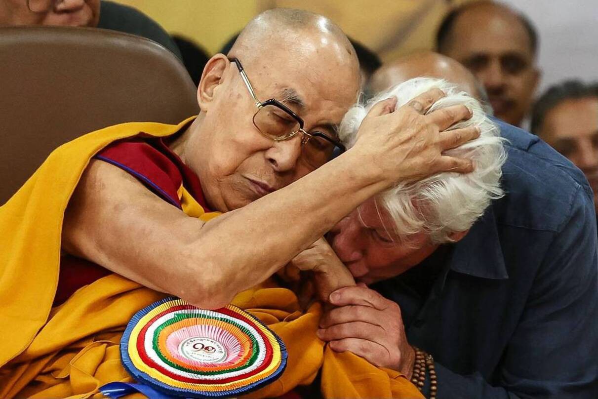O ator Richard Gere beija a mão do dalai-lama durante o aniversário do líder religioso, na Índia
