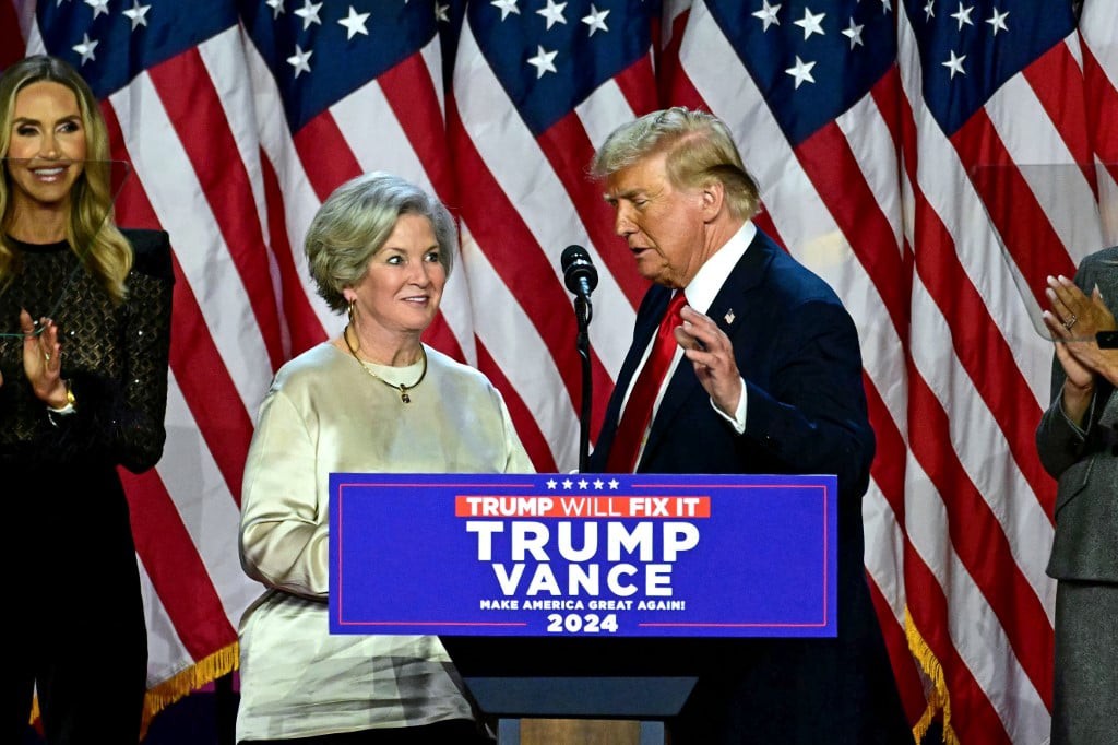 Susie Wiles e Donald Trump no discurso da vitória, em 6 de novembro de 2024