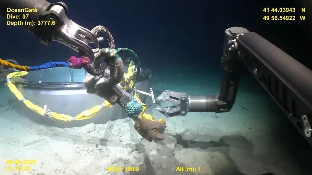 Robô operado remotamente trabalha nos destroços do Titan, submersível que implodiu no ano passado