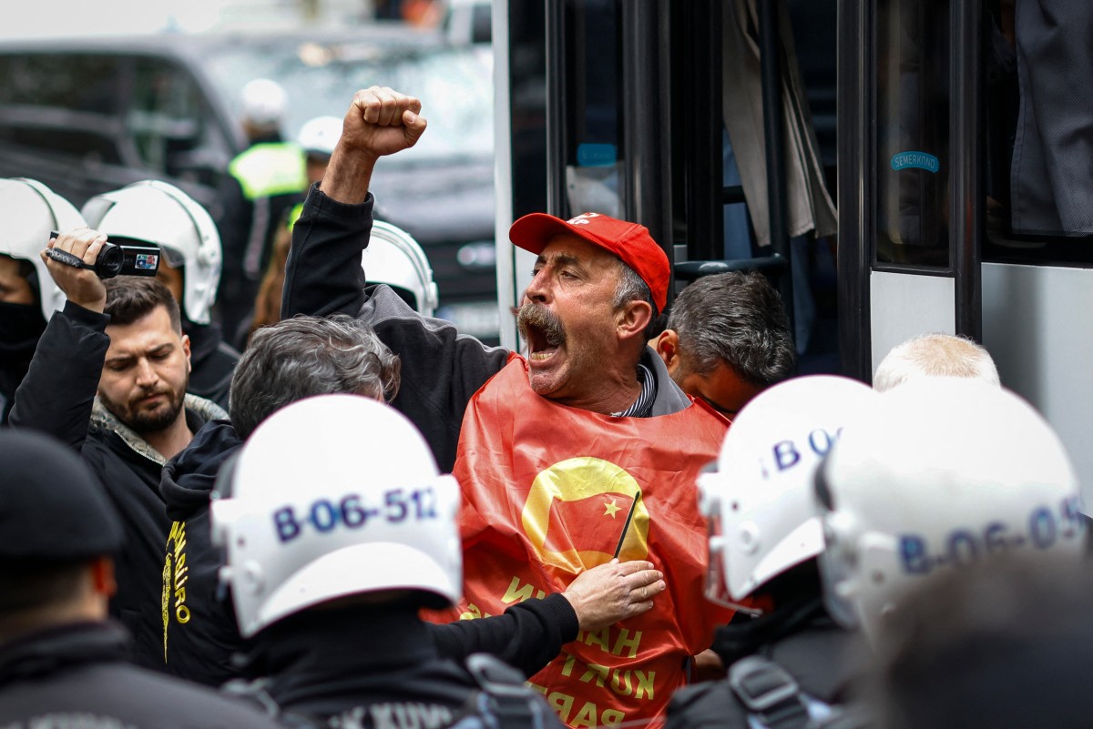 Manifestantes foram presos durante protestos em Istambul | Foto: Kemal Aslan/AFP