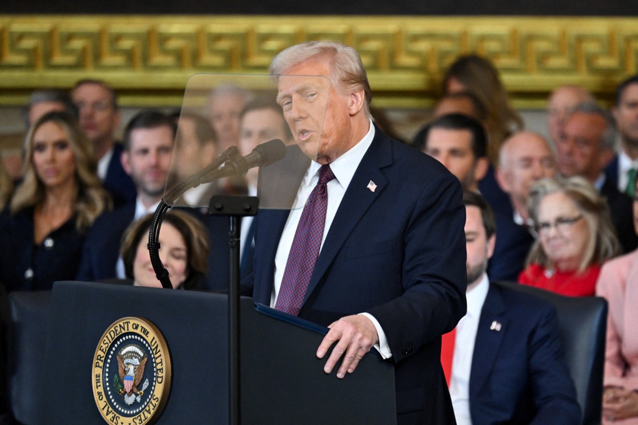 Um juiz federal suspendeu temporariamente uma das ordens assinadas por Donald Trump logo após sua posse