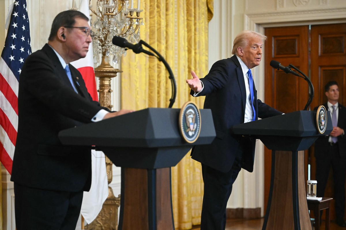 O presidente dos EUA, Donald Trump (D), fala enquanto o primeiro-ministro japonês, Shigeru Ishiba, ouve durante uma entrevista coletiva na Casa Branca