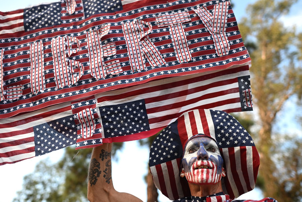 Um homem participa de protesto em Los Angeles no Dia do Trabalho, comemorado no dia 1º de setembro nos EUA