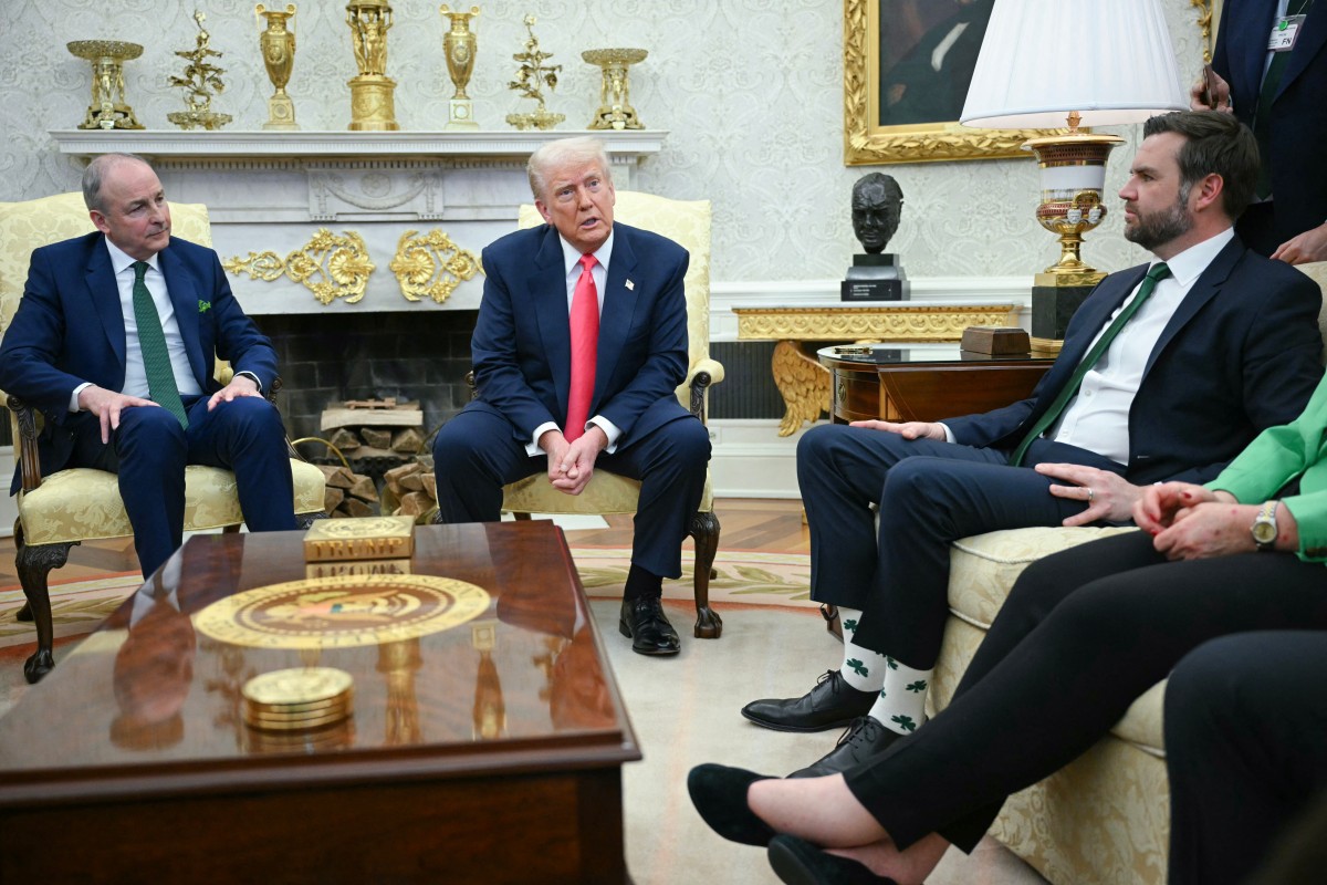 O presidente dos EUA, Donald Trump, fala com repórteres enquanto se encontra com o primeiro-ministro irlandês, Micheal Martin, no Salão Oval da Casa Branca em Washington