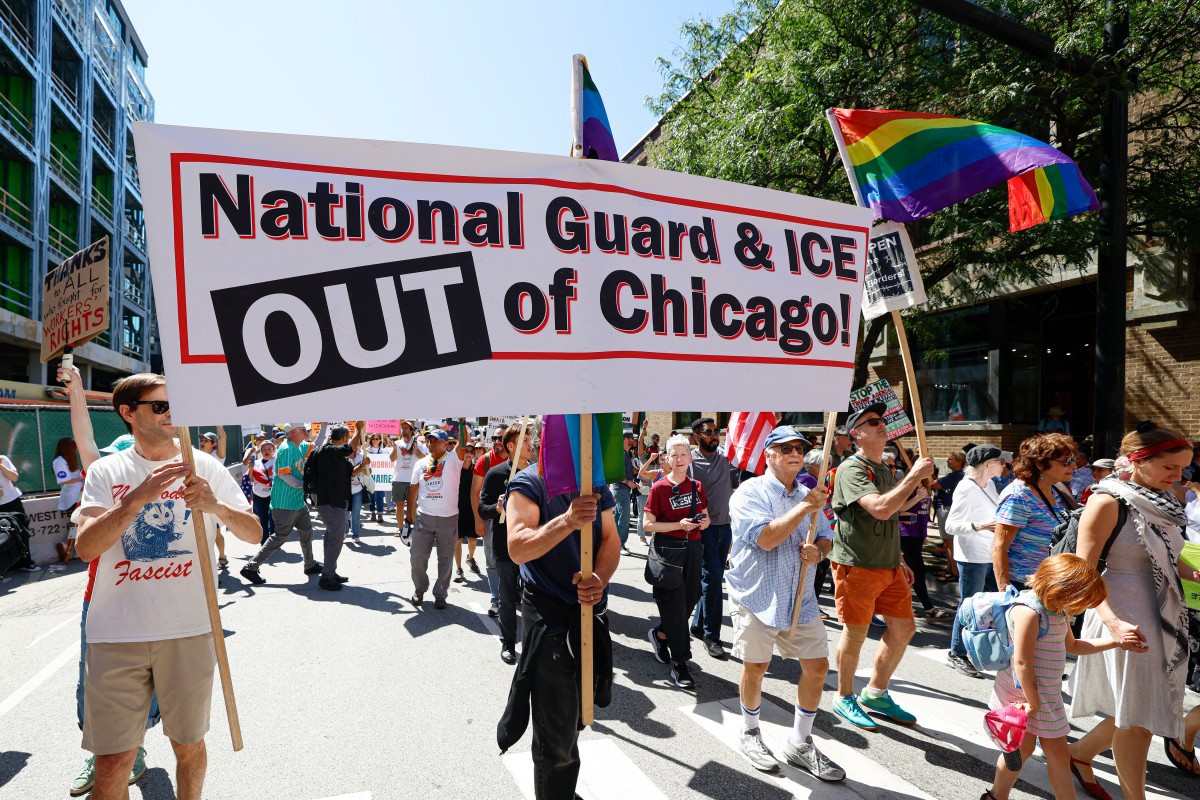 Em Chicago, manifestantes protestam contra Guarda Nacional e deportação de imigrantes