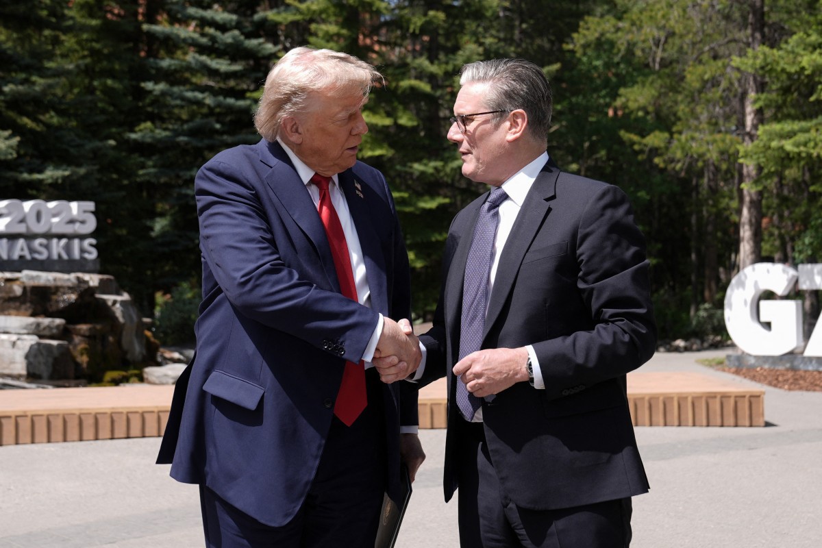 O presidente dos EUA, Donald Trump (E), e o primeiro-ministro britânico, Keir Starmer, apertam as mãos