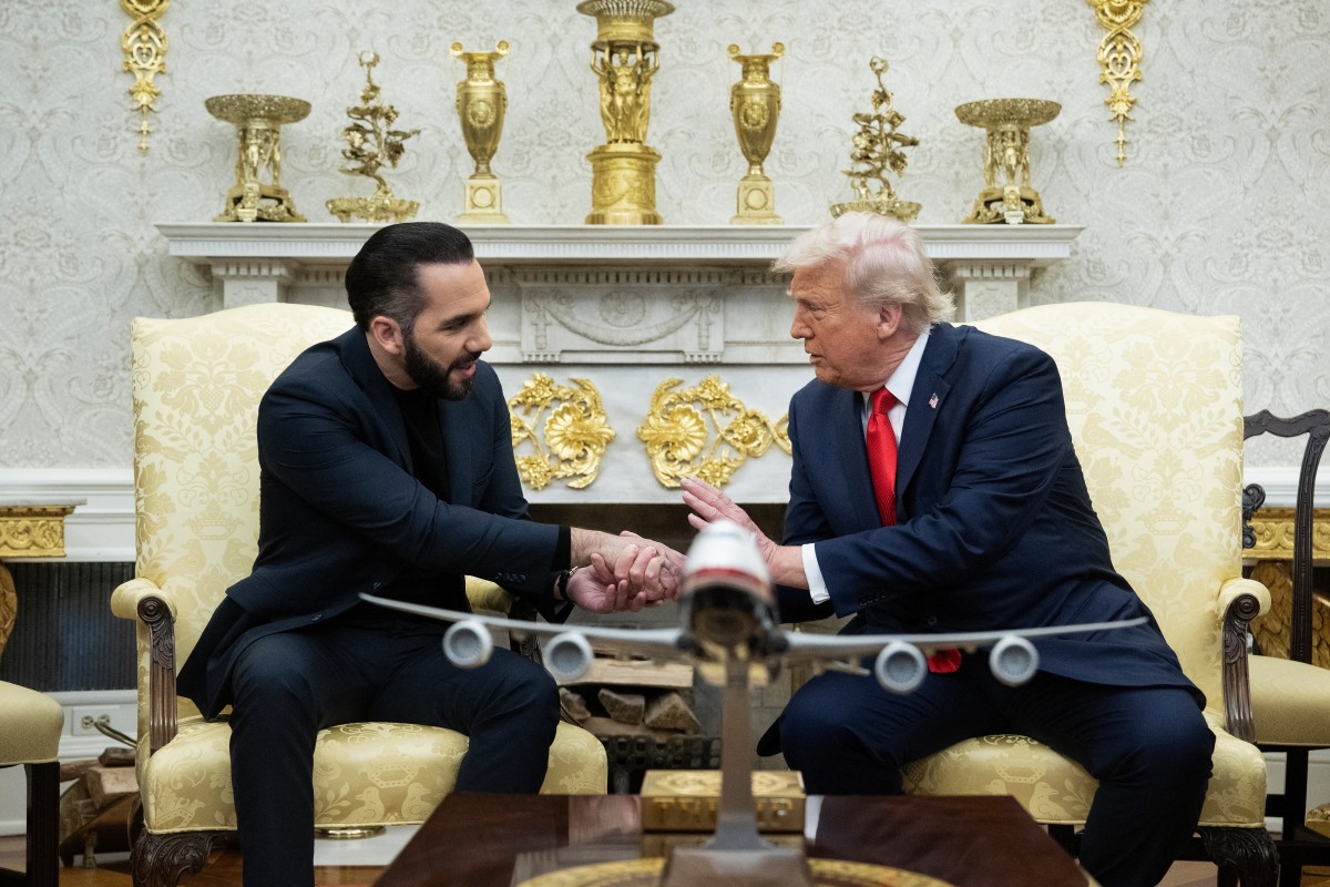 O presidente dos EUA, Donald Trump, aperta a mão do presidente de El Salvador, Nayib Bukele, durante uma reunião no Salão Oval da Casa Branca