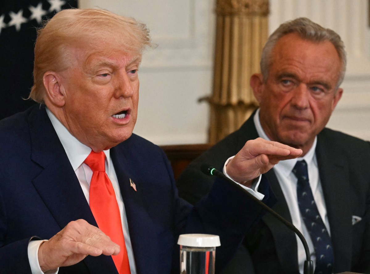 O presidente dos EUA, Donald Trump, discursa enquanto o secretário de Saúde e Serviços Humanos dos EUA, Robert F. Kennedy Jr., observa