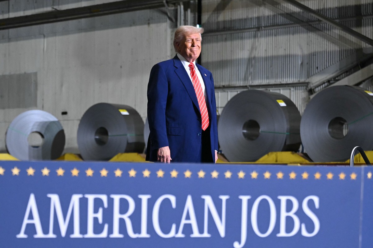 O presidente dos EUA, Donald Trump, chega para discursar durante uma visita à US Steel - Irvin Works em West Mifflin, Pensilvânia