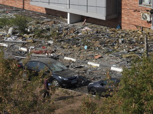 Escombros no pátio de um edifício residencial danificado após um ataque de drone em Ramenskoye, na região de Moscou