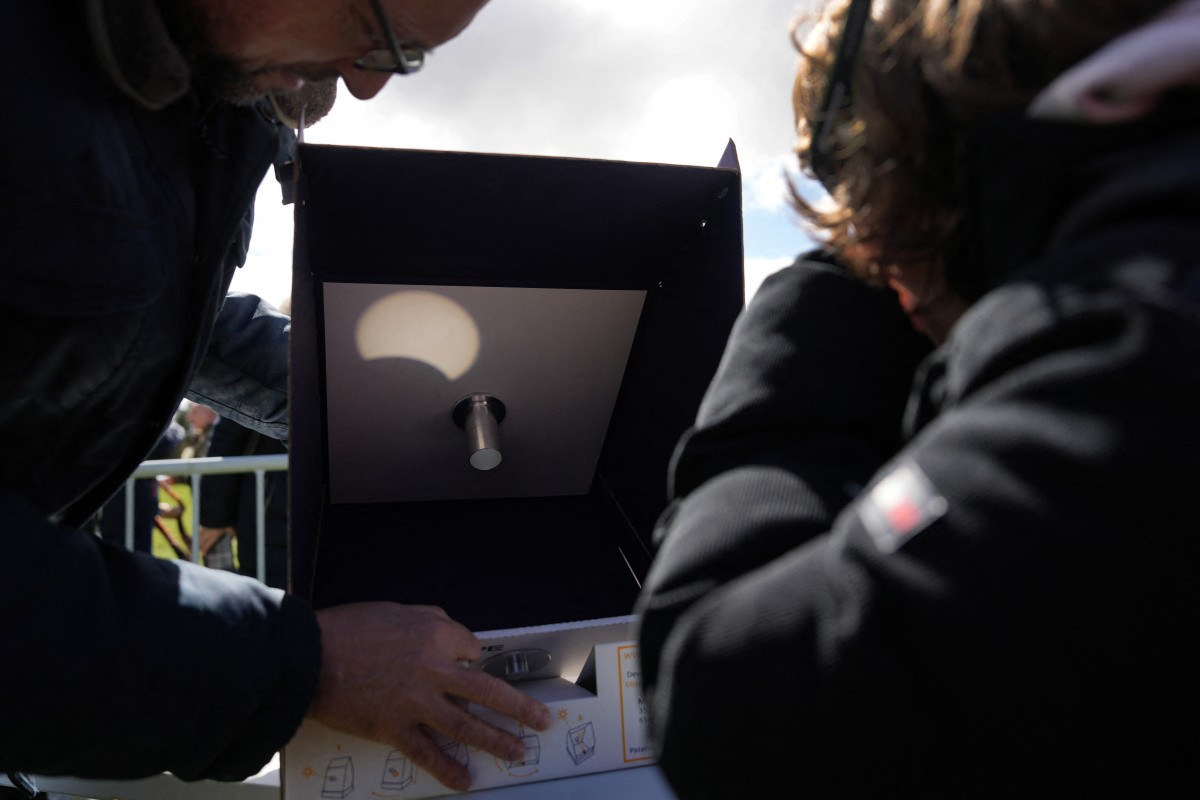 Espanhois assistem eclipse parcial do Sol a partir de um observatório em Burgos (Photo by CESAR MANSO / AFP)