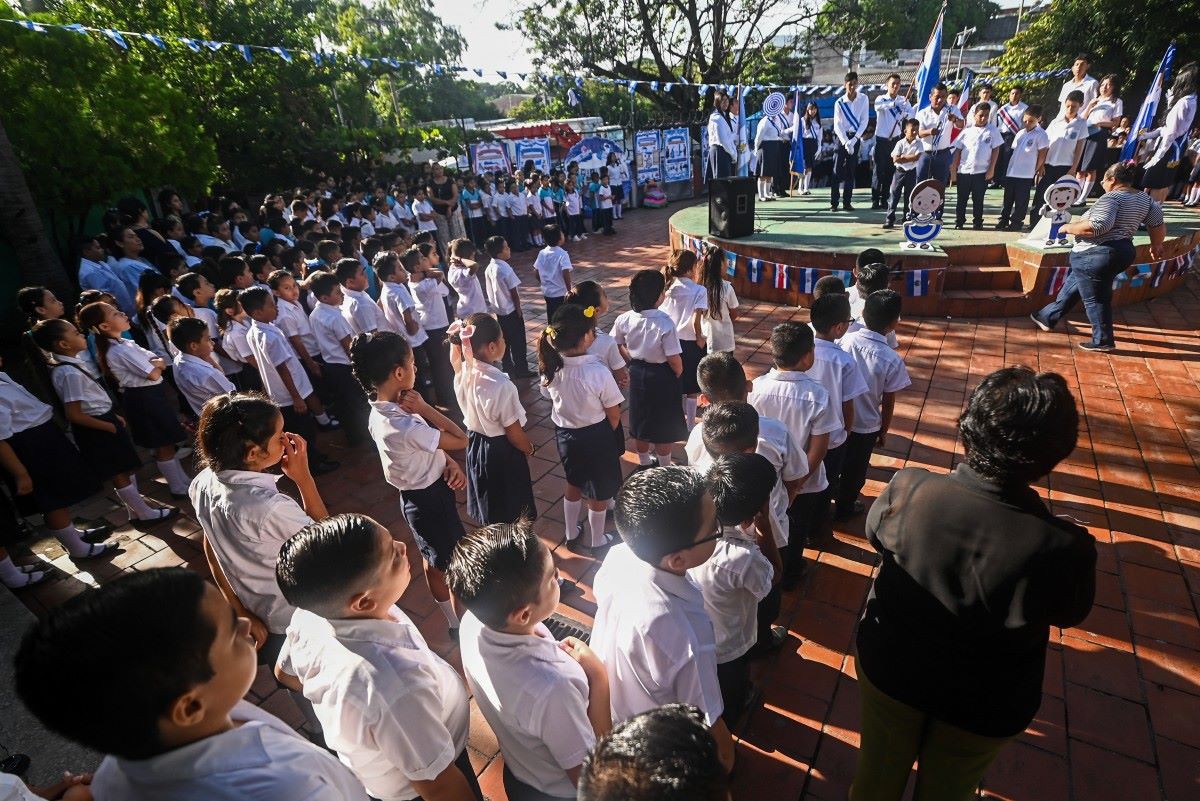 Estudantes participam de um evento que inaugura as festividades cívicas em El Salvador, na escola Las Brisas, em San Salvador
