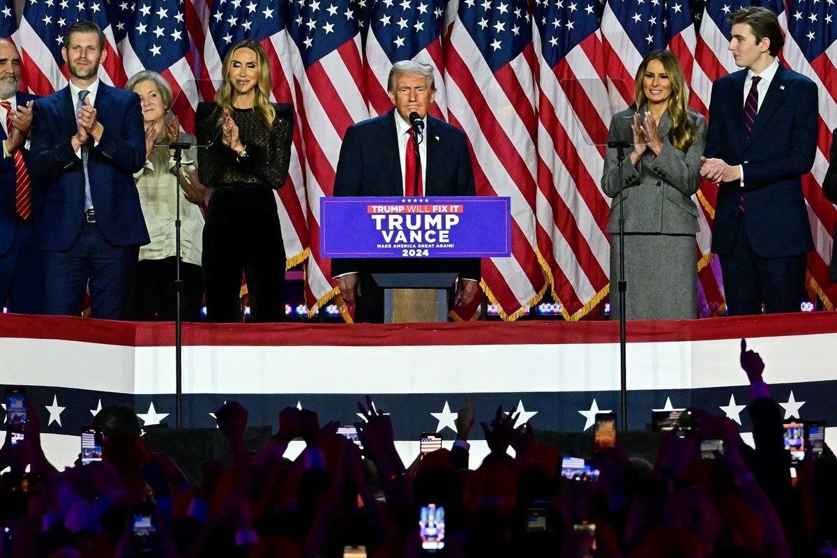 Donald Trump discursou ao lado da esposa e dos filhos na noite após as eleições dos EUA