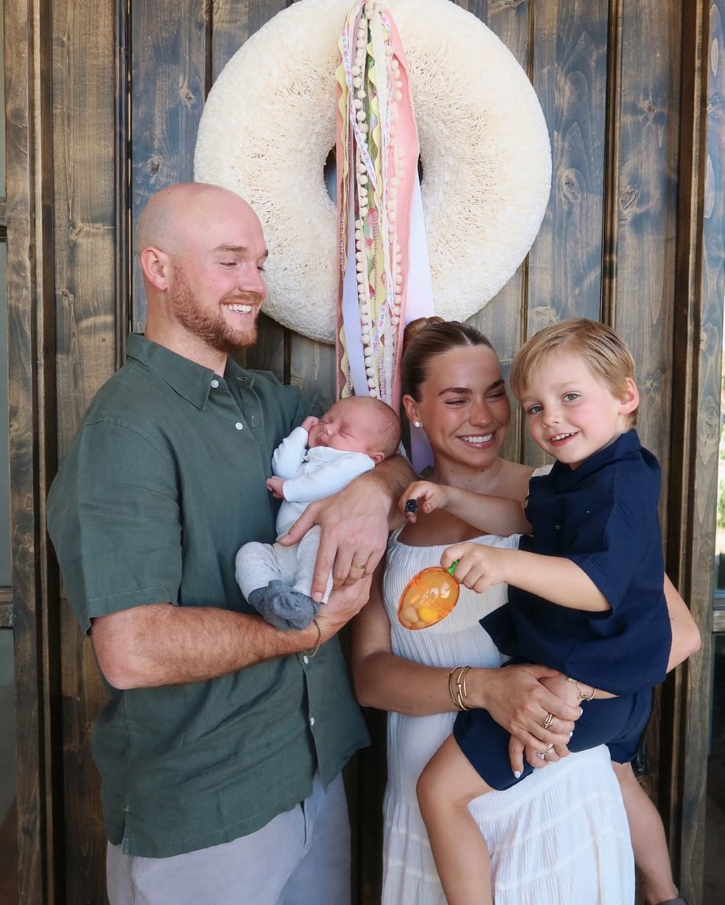 Emilie Kiser em foto de família ao lado do marido e dos dois filhos