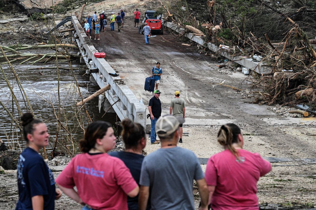 Voluntários ajudam nas buscas por desaparecidos em acampamento cristão após enchentes no Texas