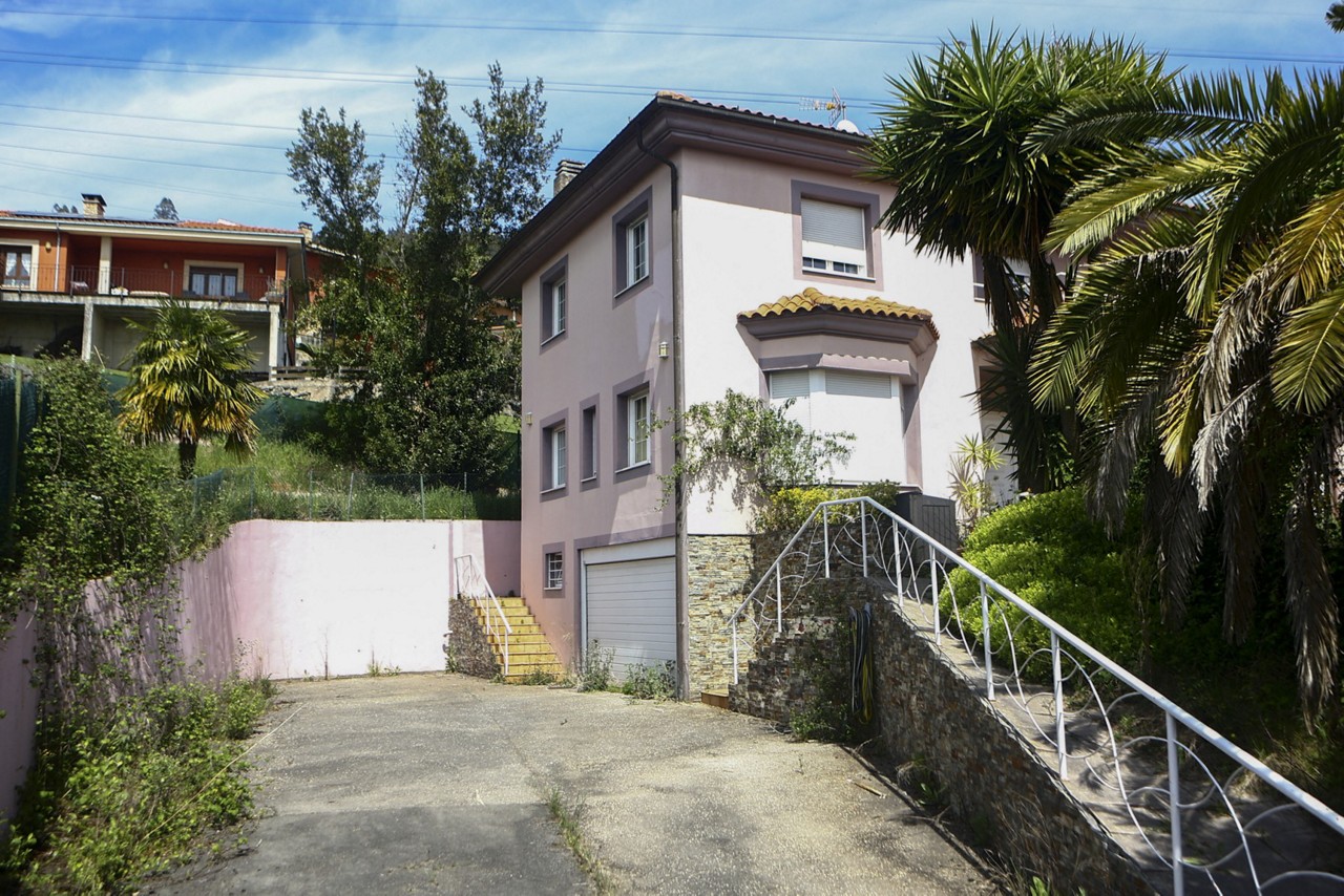 Esta foto mostra a casa onde um casal manteve seus filhos em cativeiro por mais de três anos em Fitora-Toleo, no norte da Espanha
