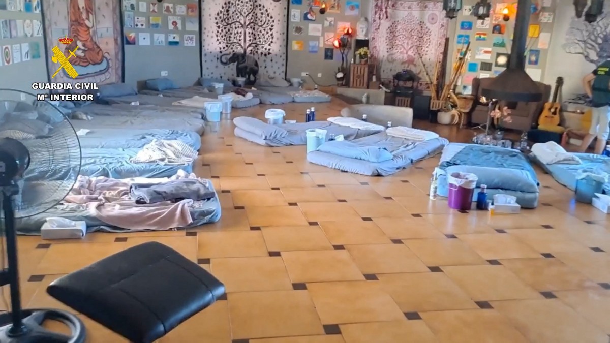 Interior de uma vila em Pedreguer, no leste da Espanha, com vários colchões estendidos no chão, onde um grupo supostamente oferecia "retiros espirituais" com drogas alucinógenas