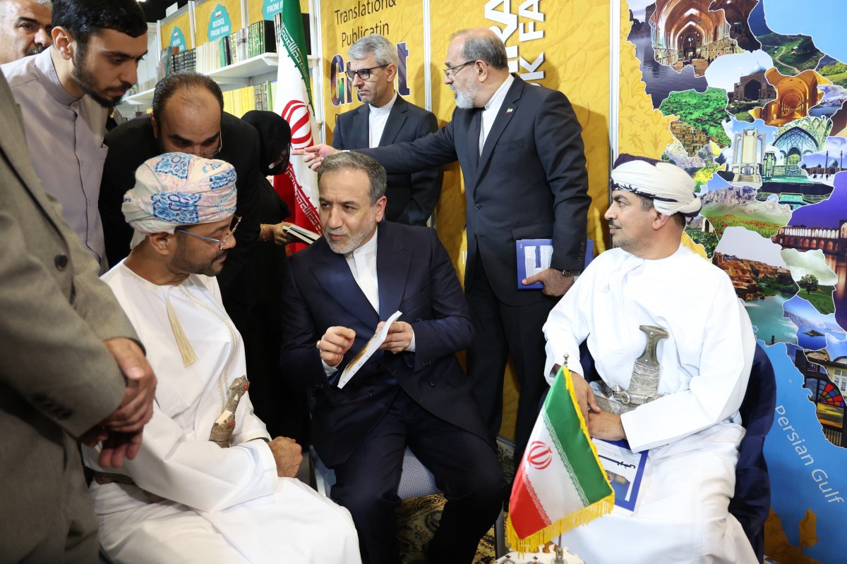 O ministro das relações exteriores do Irã, Abbas Araghchi (Centro), conversa com o ministro das relações exteriores de Omã, Sayyid Badr al-Busaidi (esquerda), em Omã (Foto Haitham AL-SHUKAIRI  AFP)