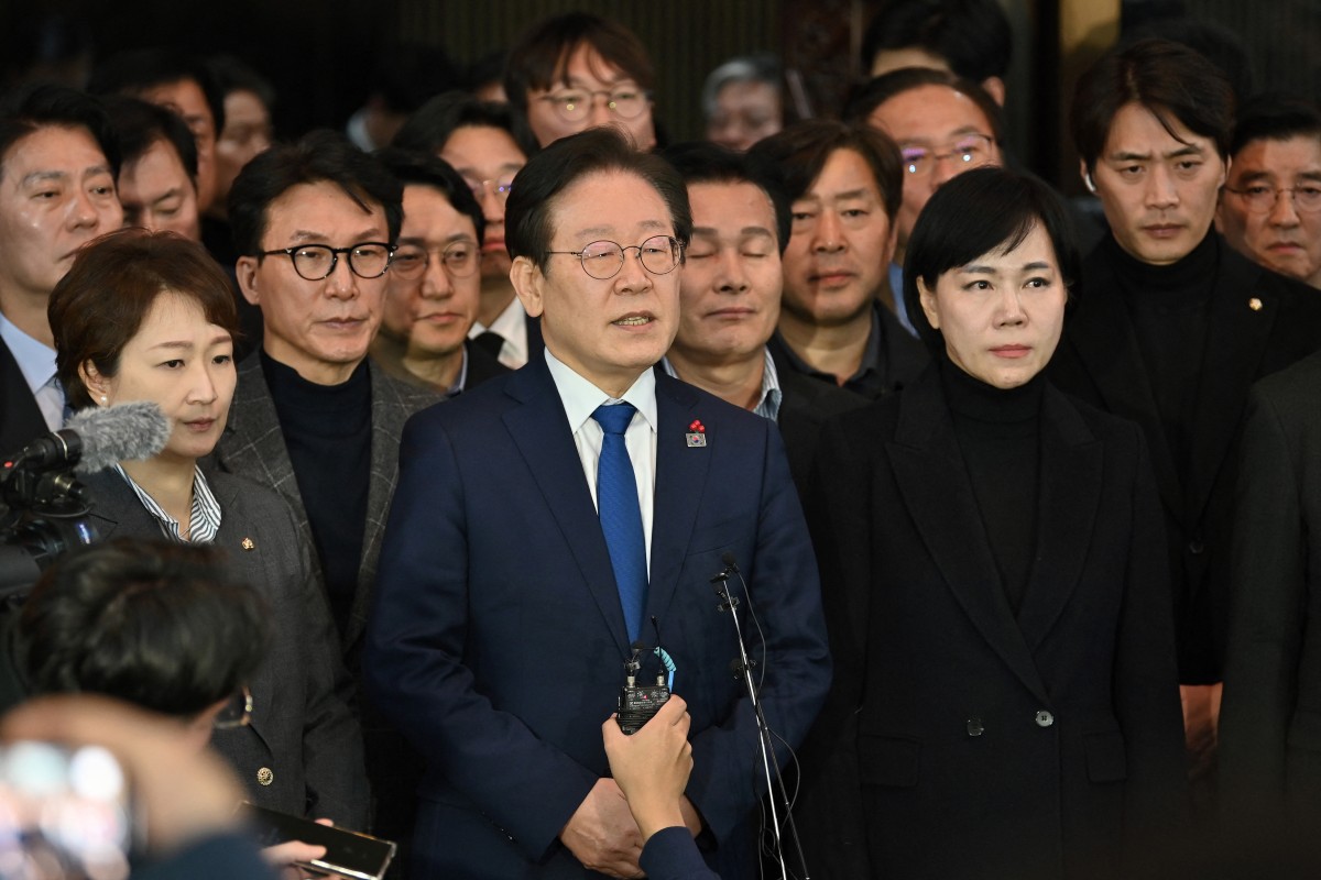 Lee Jae-myung, líder do Partido Democrático, principal partido da oposição da Coreia do Sul, fala à imprensa nesta terça (3)