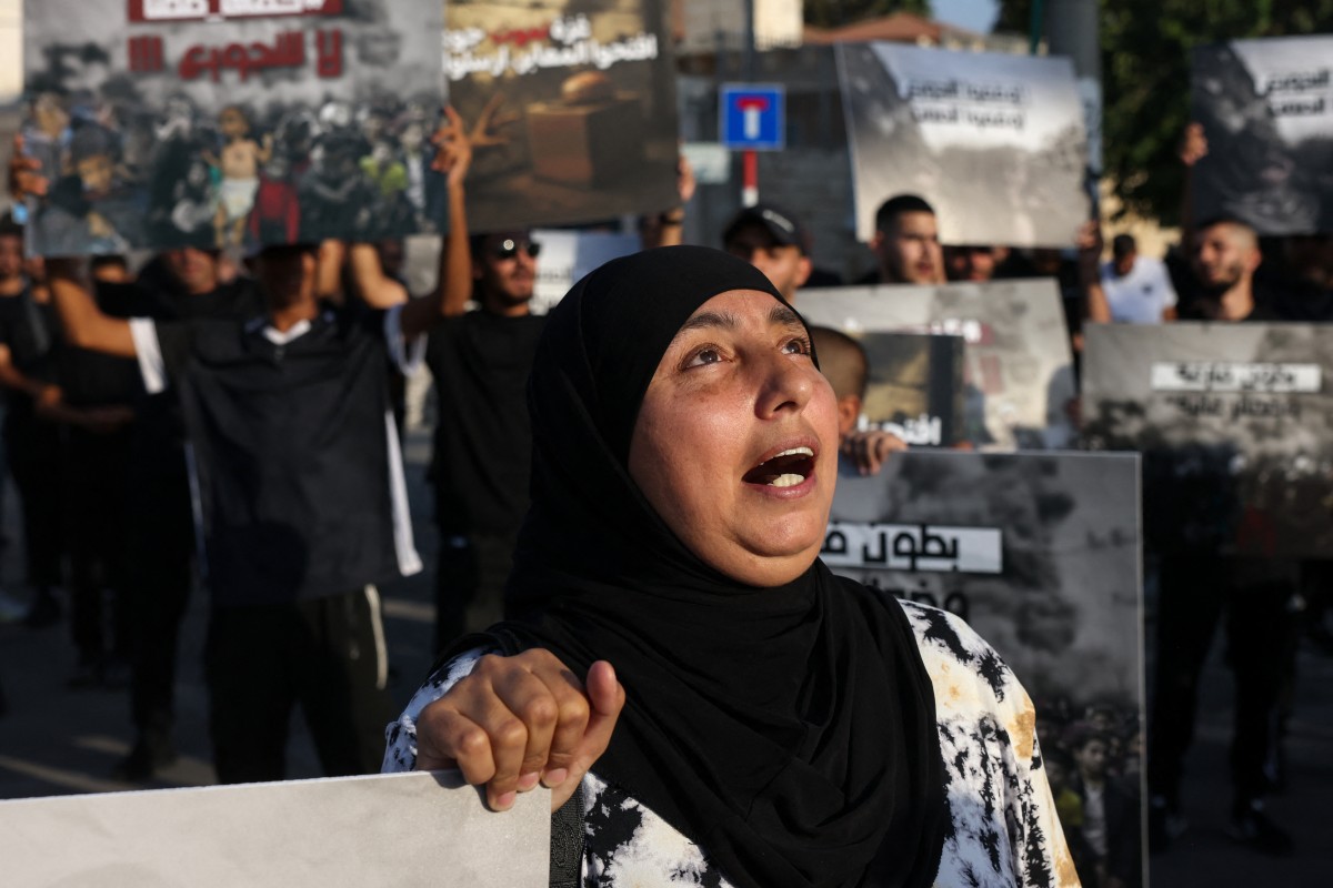 Mulher árabe israelense participa de manifestação em Tel Aviv pelo fim das operações militares em Gaza