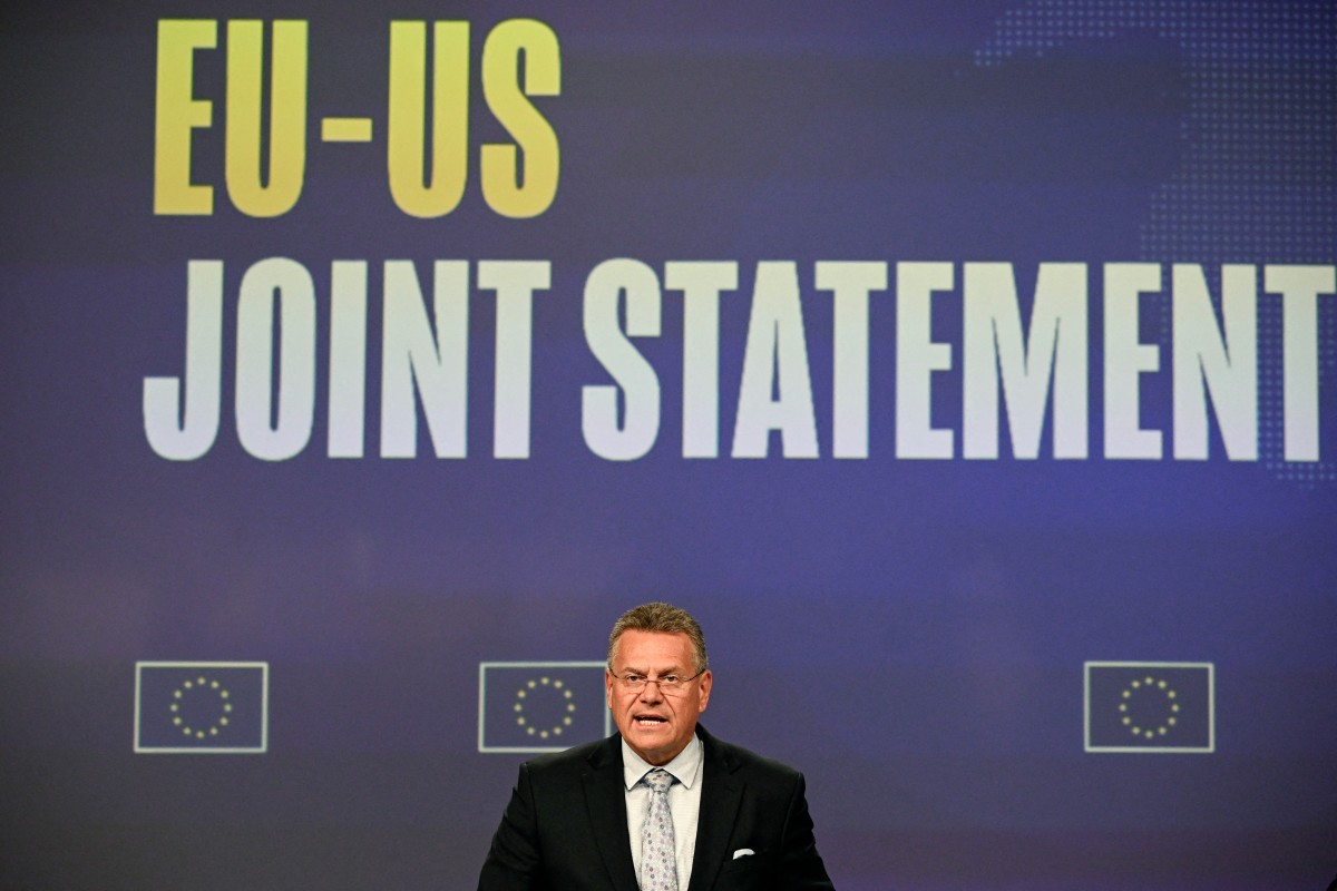 Comissário da UE Maros Sefcovic fala sobre as tarifas em coletiva à imprensa | Foto: Nicolas Tucat/AFP