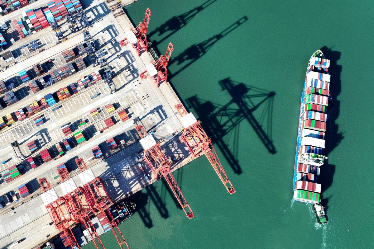 Um navio porta-contêineres chega ao porto de Lianyungang, na província de Jiangsu, no leste da China
